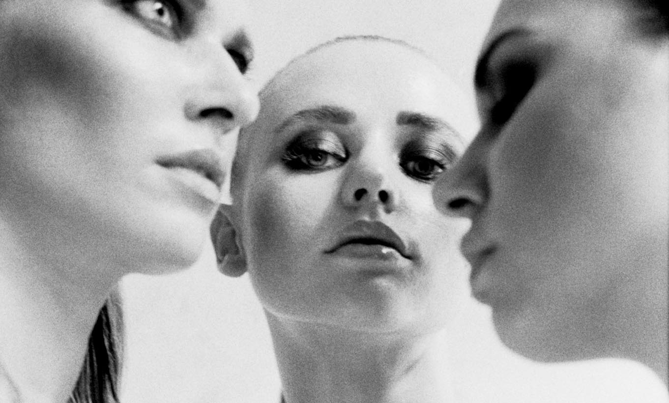 Drei Models auf einer schwarzweißen Analogfotografie
